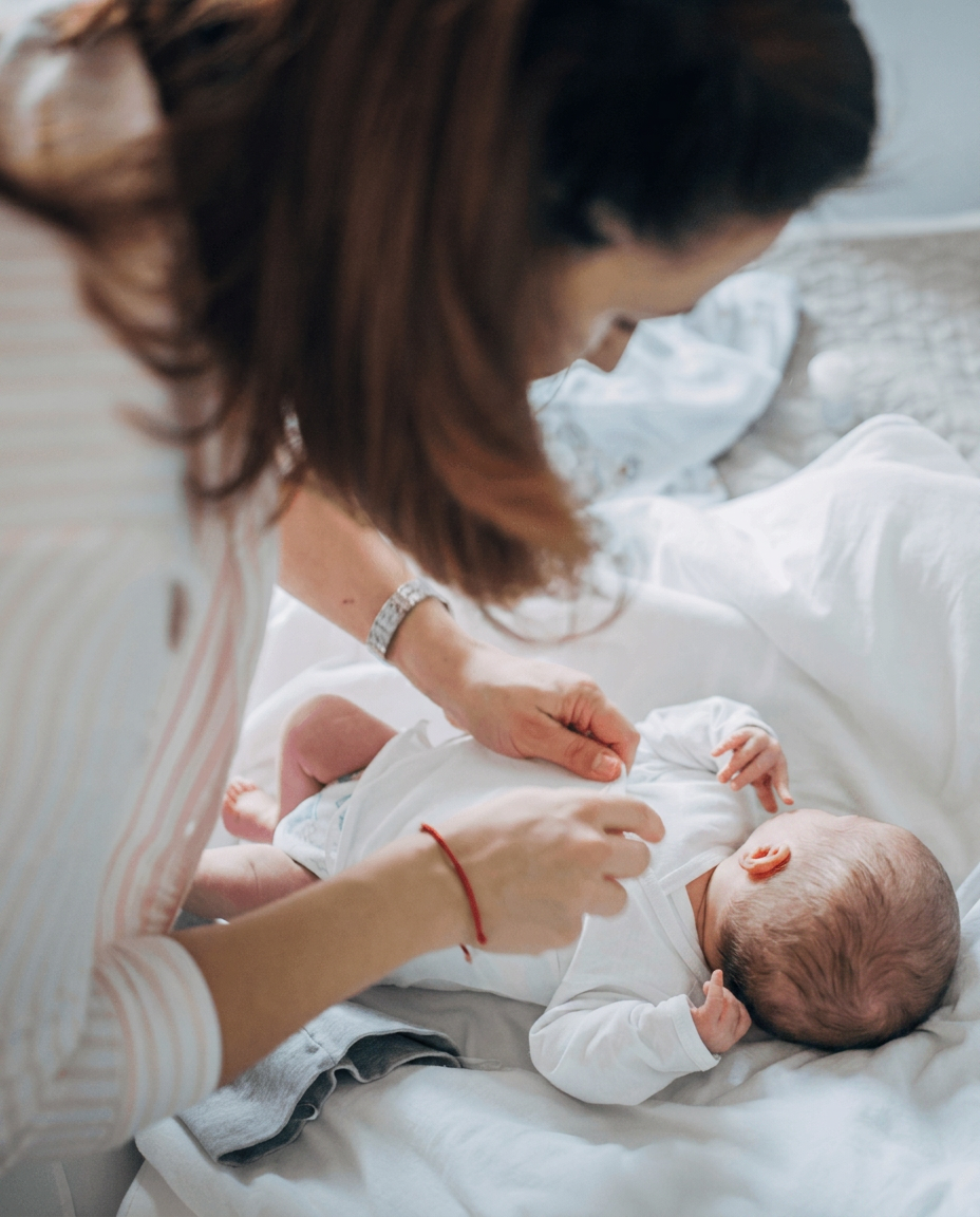Mãe segurando seu bebê recém-nascido em casa